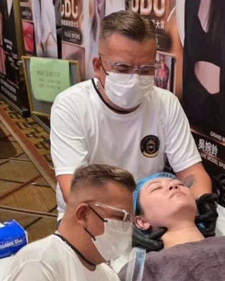 小顏師 Jacky 於國際賽事現場示範徒手小顏手法細節