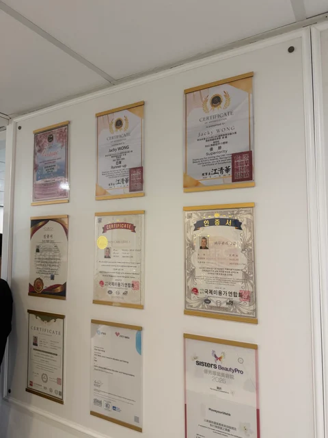 Move Your Life 店內的導師資格及賽事證書牆