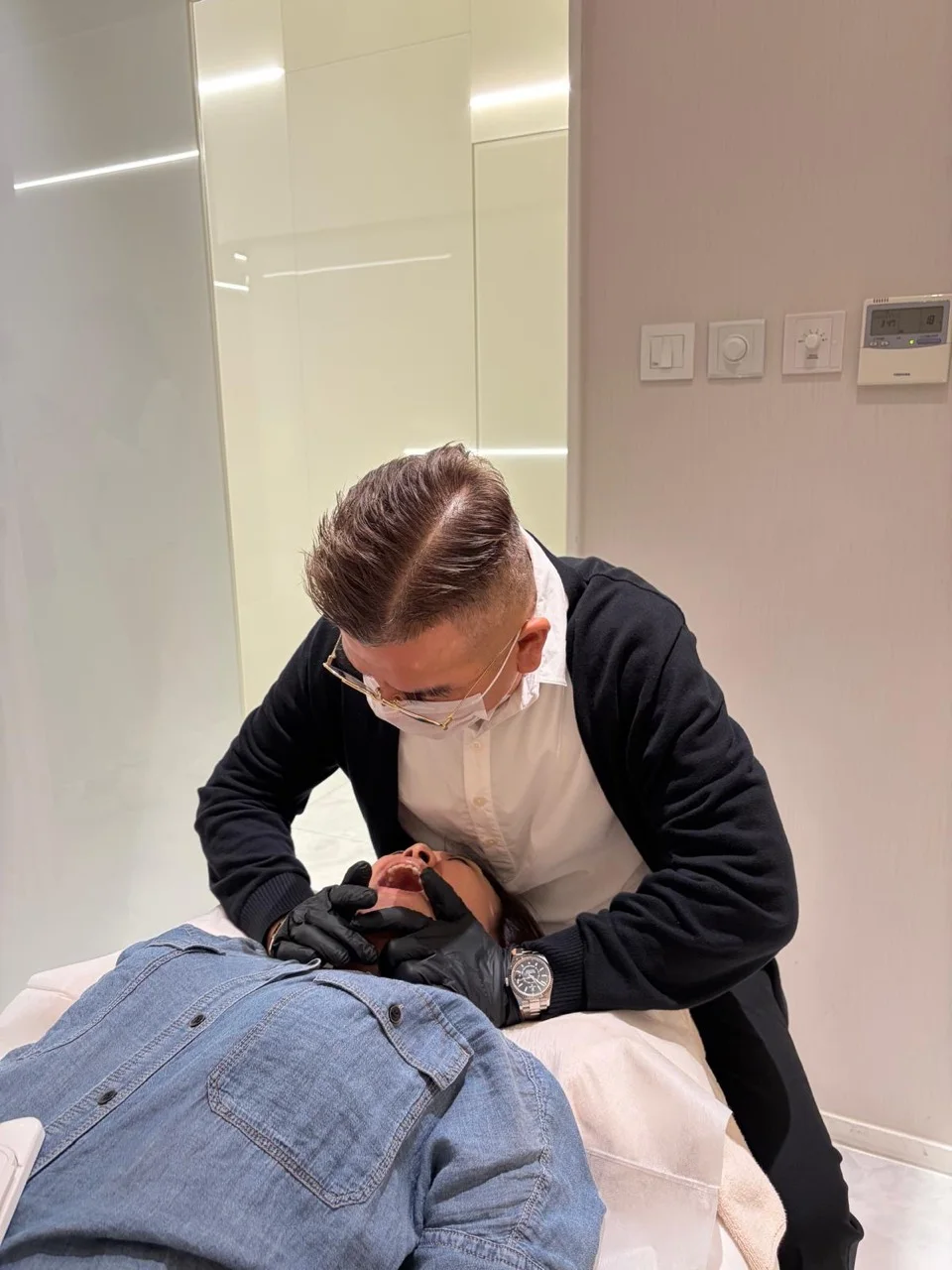 小顏師 Jacky 為客人進行無創徒手小顏療程